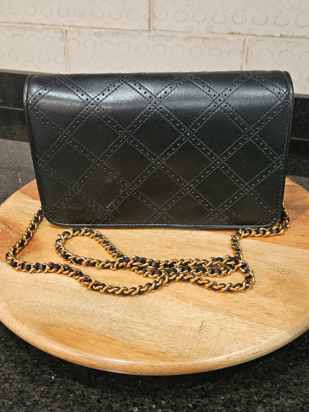 80s VINTAGE CHAUS BLACK QUILTED LEATHER PURSE W/ CHAIN STRAP